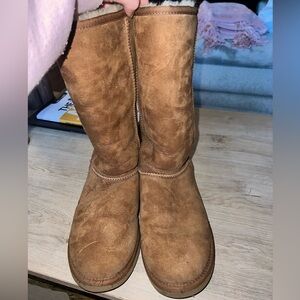 UGG Classic Tall Women’s Boots. Fantastic condition, rarely worn. Size US 8